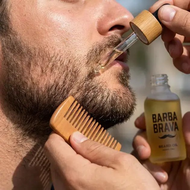 Homem penteando e hidratando barba rala com óleo para barba elegante
